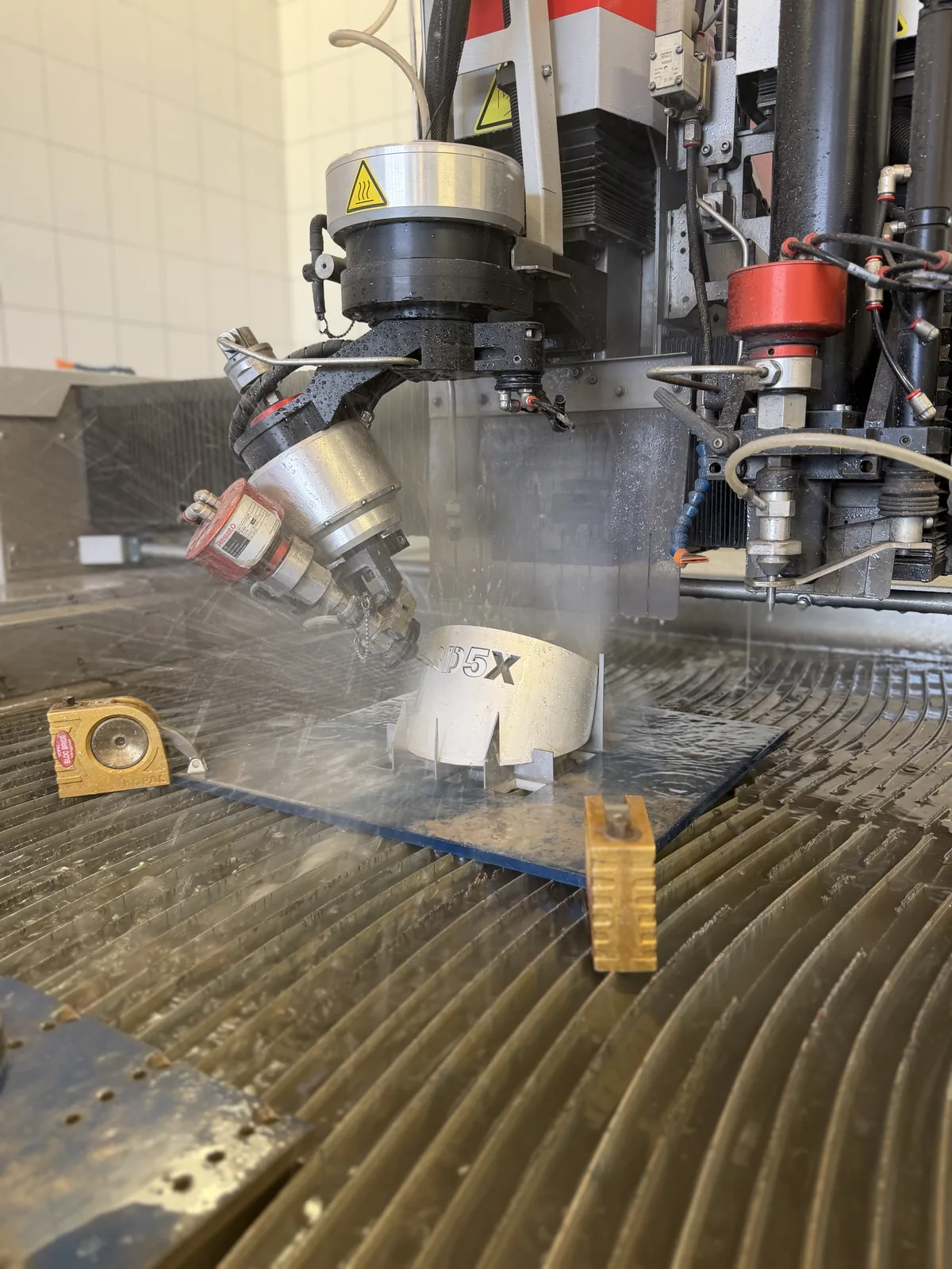 Waterjet snijdt klantspecifiek werk op de snijtafel.